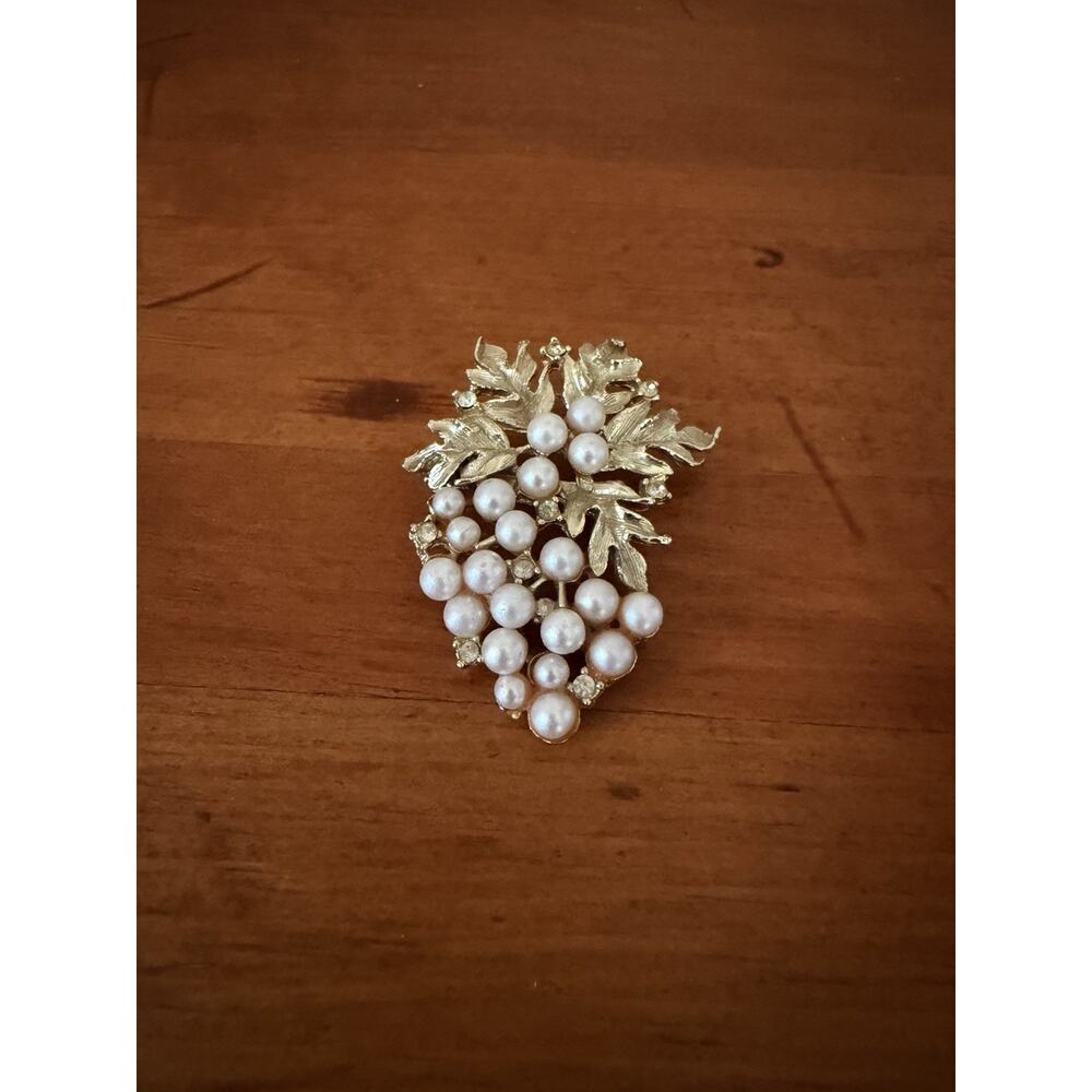 Vintage Mid Century Gold Tone Faux Pearl And Rhinestone Grape Cluster Brooch Pin